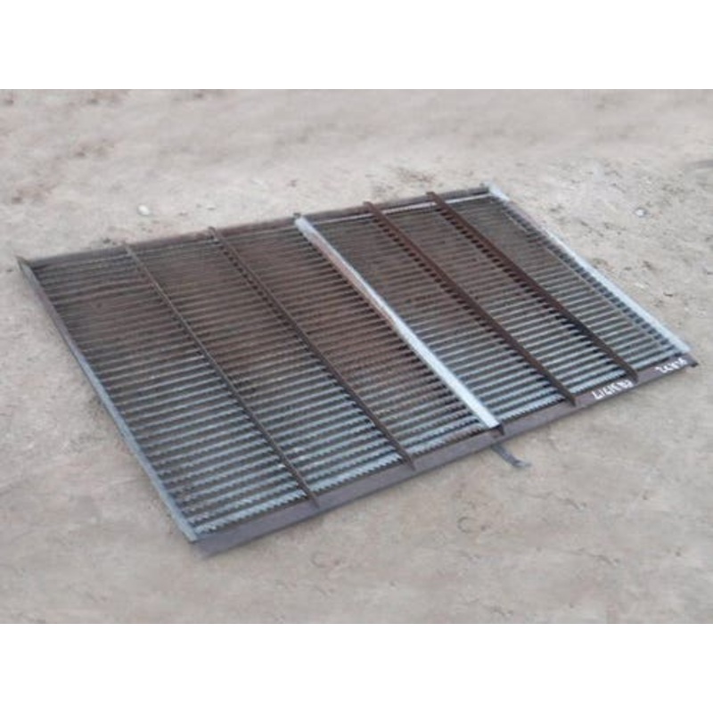 Used Bottom Sieve - Adjustable Blunt Finger fits White 2600 71322700 fits Gleaner N5 N6 N7 R5 R6 R7 R60 R70 R62 R72 71322700