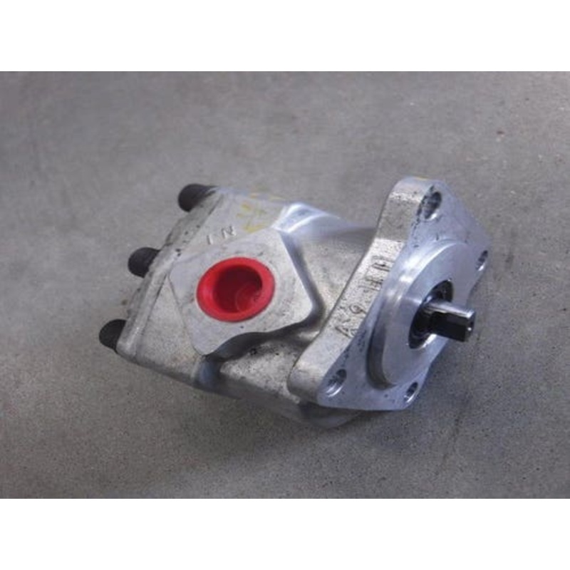 Used Hydraulic Pump fits Kubota B4200 B5100 B6100 B7100 F2000 F2100 67211-76100 66621-36100