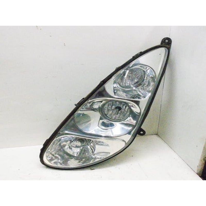 Used Headlight Left Hand fits New Holland T8.275 T8.300 T8.320 T8.330 T8.350 T8.360 T8.390 T8.410 T8.420 T8.435 T7030 T7040 T7050 T7060 82037492