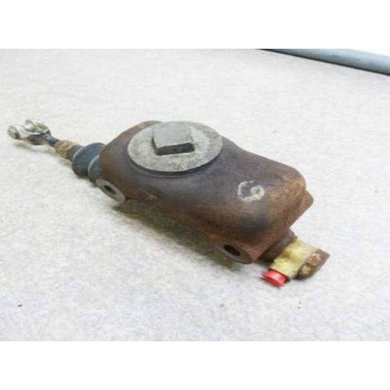 Used Hydraulic Brake Cylinder fits Gleaner L F2 F3 L2 L3 M2 M3 N5 N6 N7 R5 R6 R7 R40 R50 R60 R70 M 71337467
