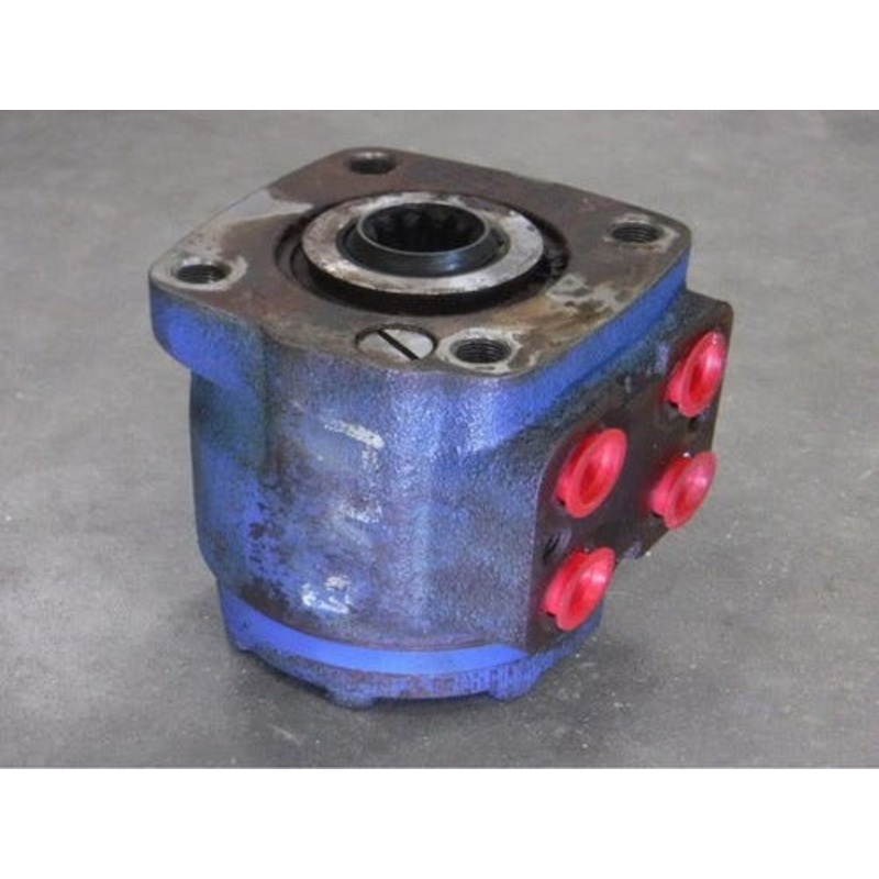 Used Steering Motor fits New Holland TC25 TC29 TC33 TC33D 1320 1520 1530 1920 1925 SBA334010932 fits Ford 1220 1320 1520 1920 2120 3415 SBA334010932