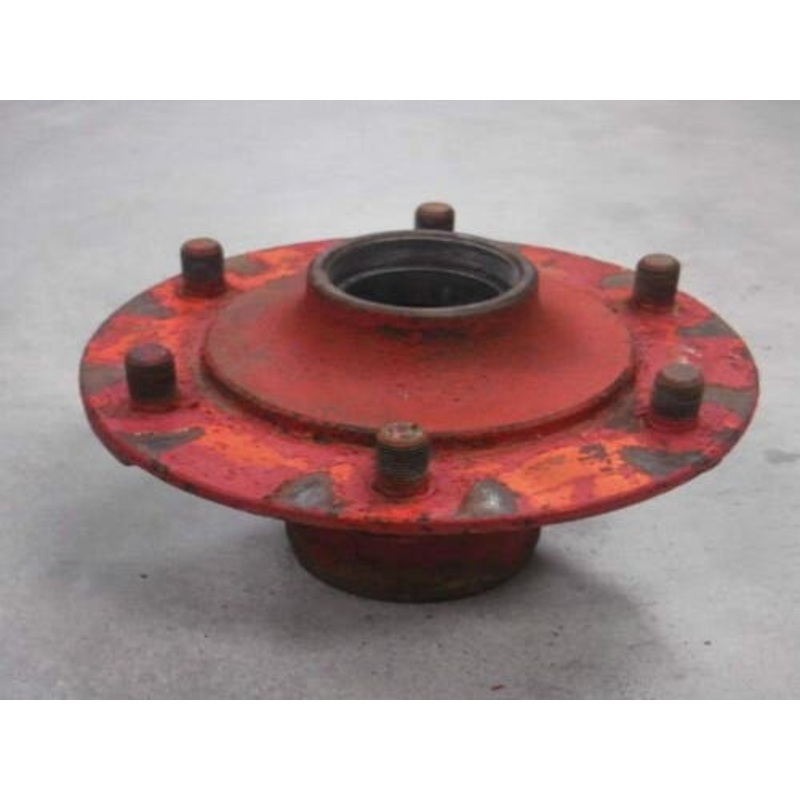 Used Front Wheel Hub fits Ford 501 541 600 601 700 701 800 801 900 901 971 981 2000 2031 2110 2111 2120 2131 4000 4031 4110 4120 4131 NAA 8N 86511582